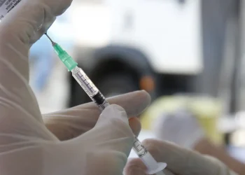 Sarampo: infectologista alerta sobre vacinação em viagens para a Copa