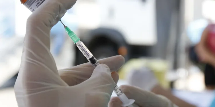 Sarampo: infectologista alerta sobre vacinação em viagens para a Copa
